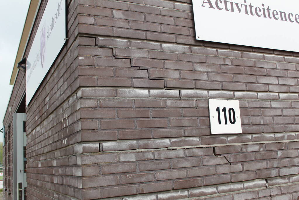 Automobilist trapt per ongeluk op gaspedaal en richt flinke schade aan