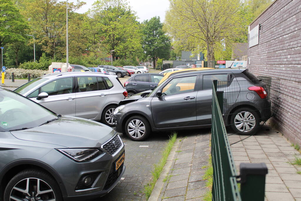 Automobilist trapt per ongeluk op gaspedaal en richt flinke schade aan