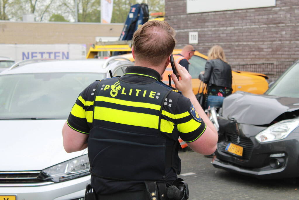 Automobilist trapt per ongeluk op gaspedaal en richt flinke schade aan