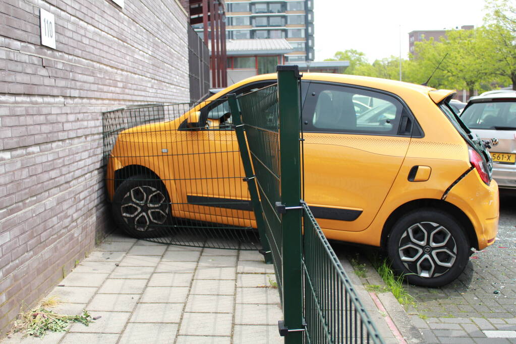 Automobilist trapt per ongeluk op gaspedaal en richt flinke schade aan