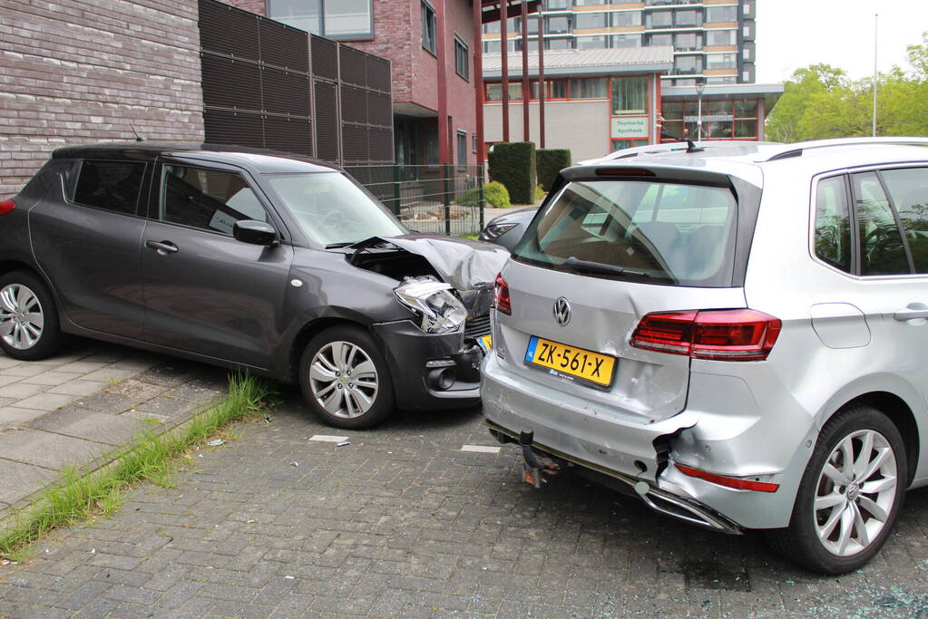 Automobilist trapt per ongeluk op gaspedaal en richt flinke schade aan