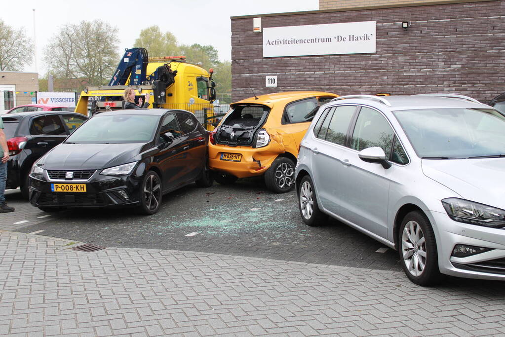 Automobilist trapt per ongeluk op gaspedaal en richt flinke schade aan