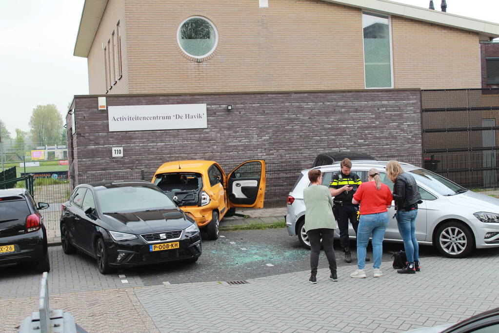 Automobilist trapt per ongeluk op gaspedaal en richt flinke schade aan