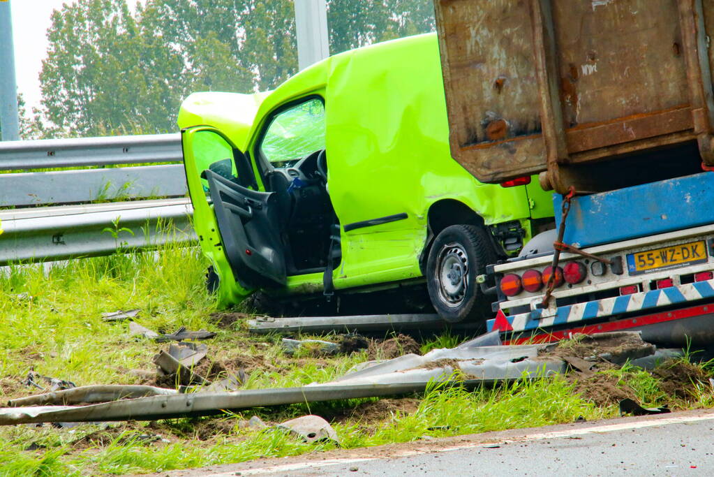 Verbindingsweg snelweg dicht door gekantelde vrachtwagen
