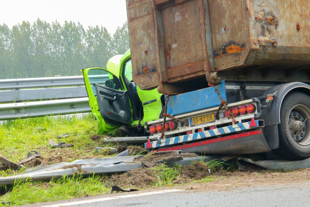 Verbindingsweg snelweg dicht door gekantelde vrachtwagen