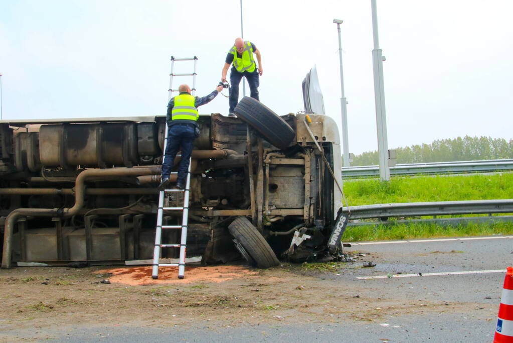 Verbindingsweg snelweg dicht door gekantelde vrachtwagen