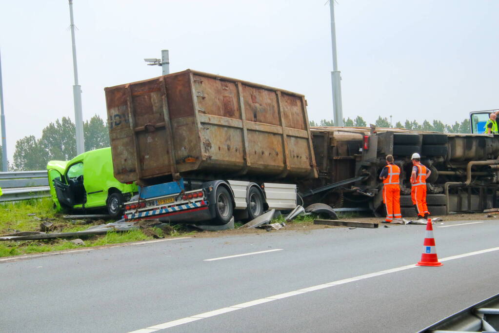 Verbindingsweg snelweg dicht door gekantelde vrachtwagen