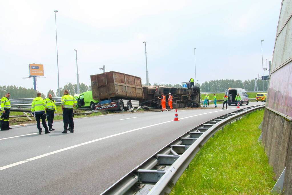 Verbindingsweg snelweg dicht door gekantelde vrachtwagen