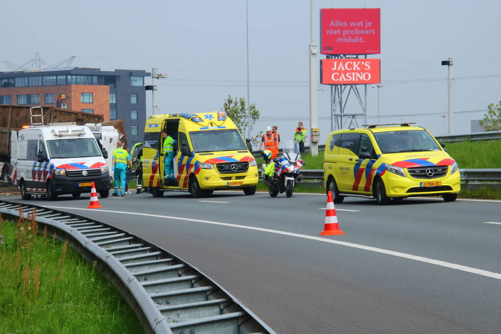 Verbindingsweg snelweg dicht door gekantelde vrachtwagen