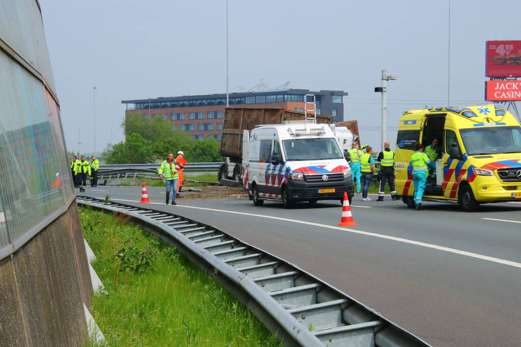 Verbindingsweg snelweg dicht door gekantelde vrachtwagen