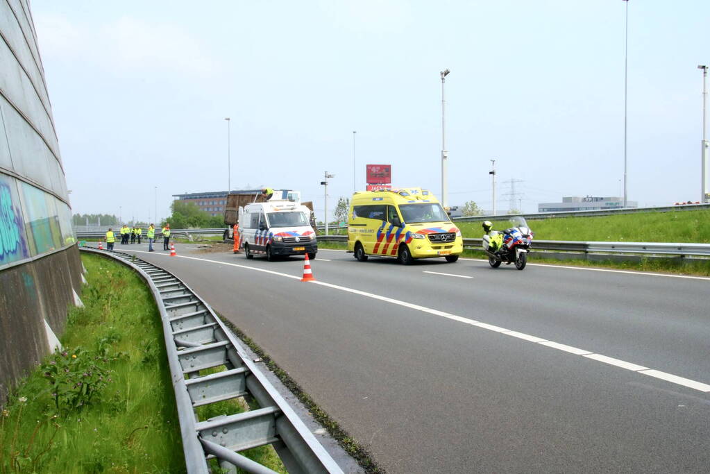 Verbindingsweg snelweg dicht door gekantelde vrachtwagen
