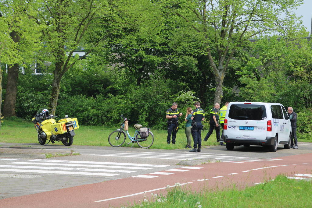 Fietsster aangereden door taxi bus