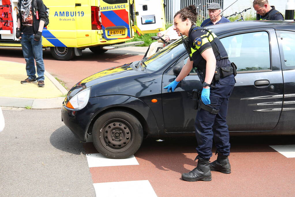 Overstekende fietser geschept door automobilist