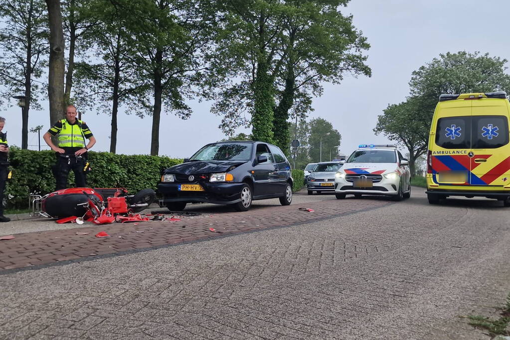 Scooterrijder botst frontaal op auto