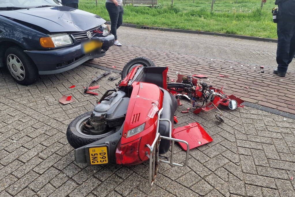 Scooterrijder botst frontaal op auto