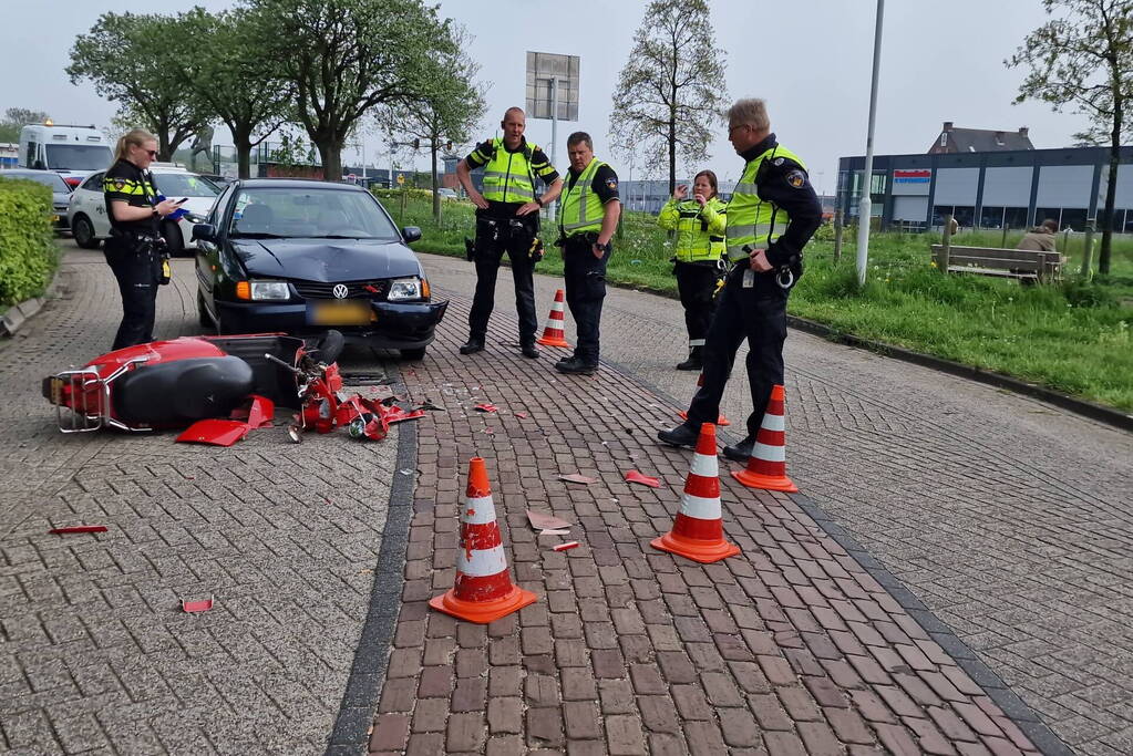 Scooterrijder botst frontaal op auto