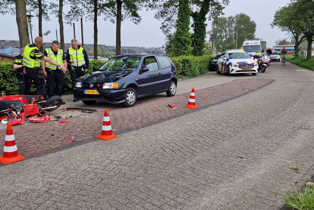 Scooterrijder botst frontaal op auto
