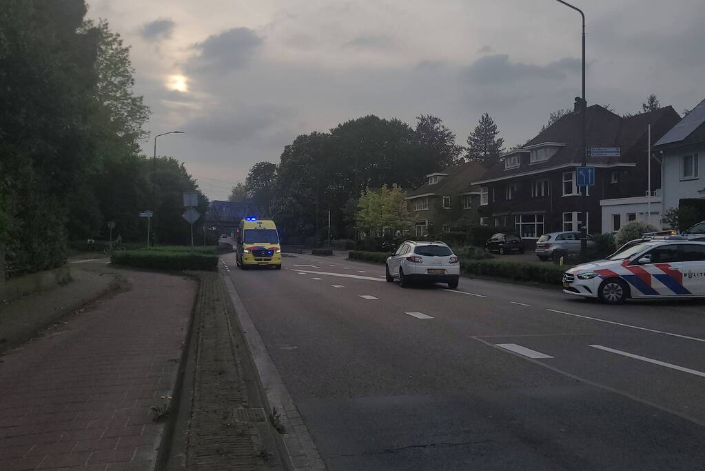 Fietser geschept door personenauto
