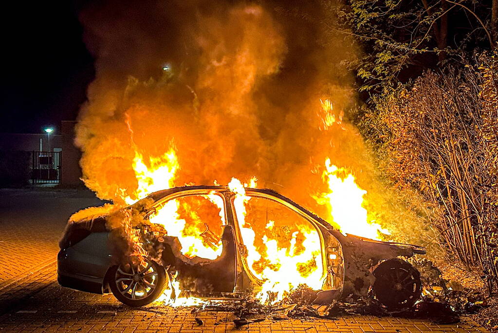 Auto in brand, explosie tijdens blussen