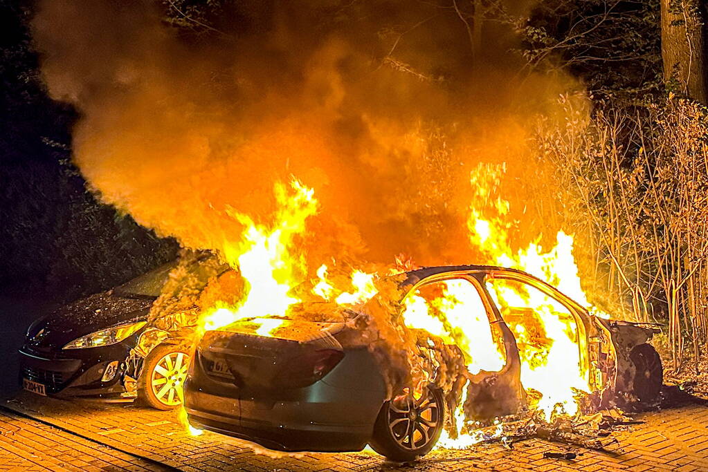 Auto in brand, explosie tijdens blussen