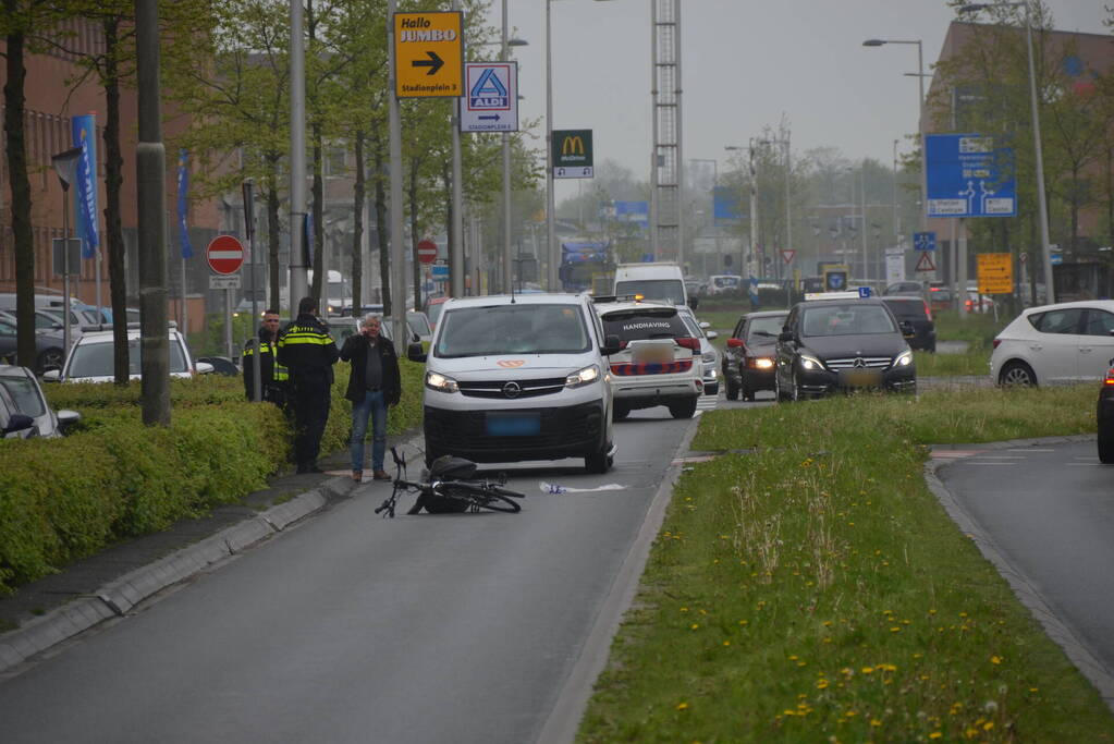 Fietser ernstig gewond bij botsing met taxibus