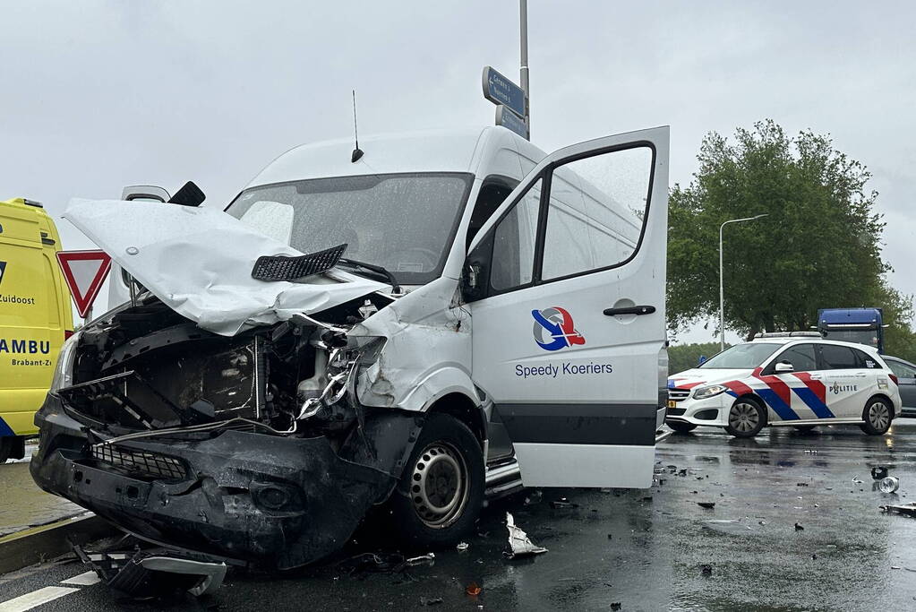 Vrachtwagen en auto botsen op kruising