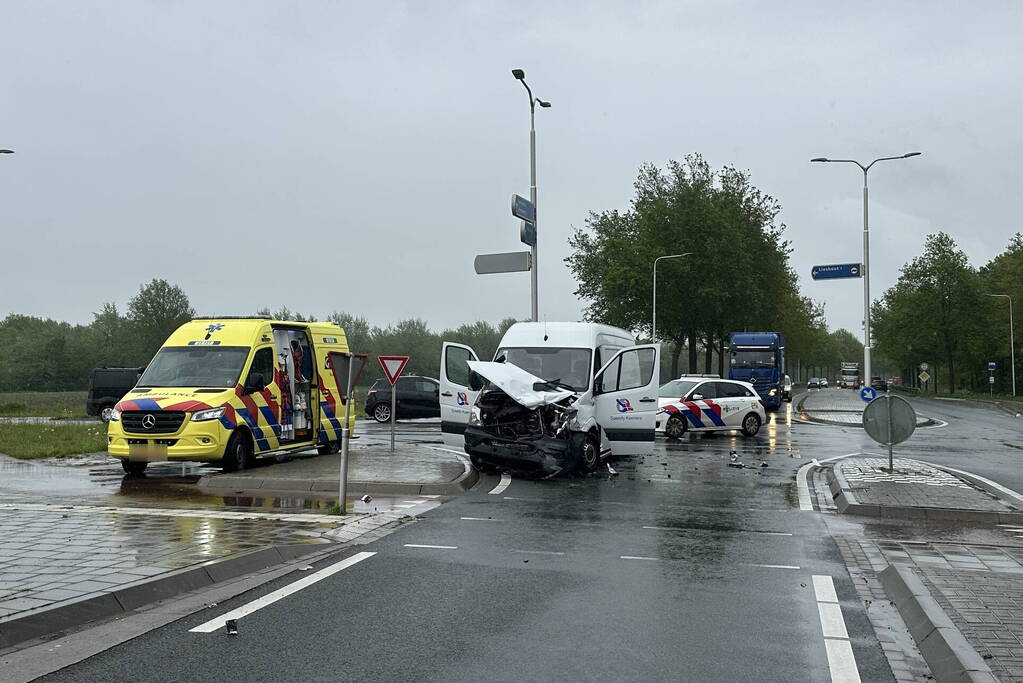 Vrachtwagen en auto botsen op kruising