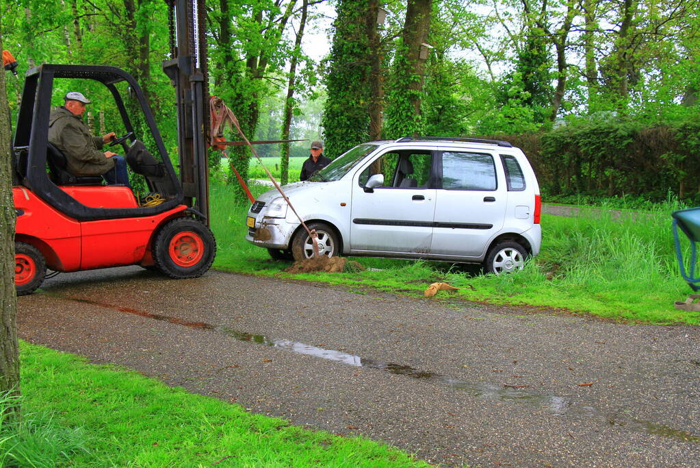 Auto belandt in de sloot