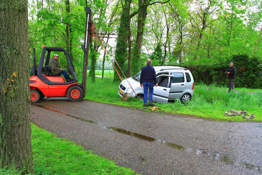 Auto belandt in de sloot