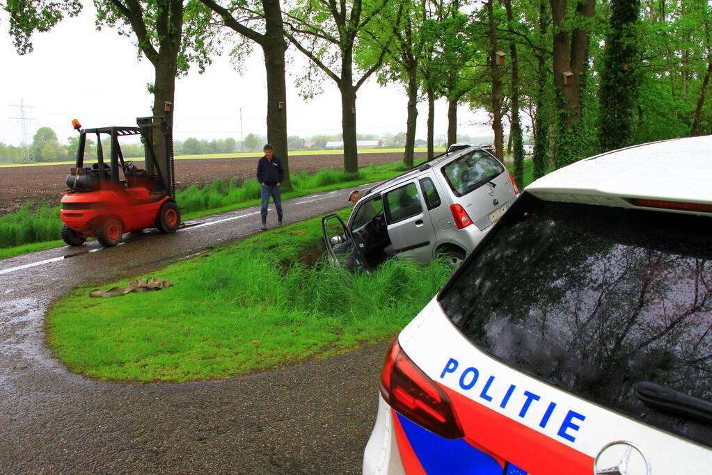 Auto belandt in de sloot