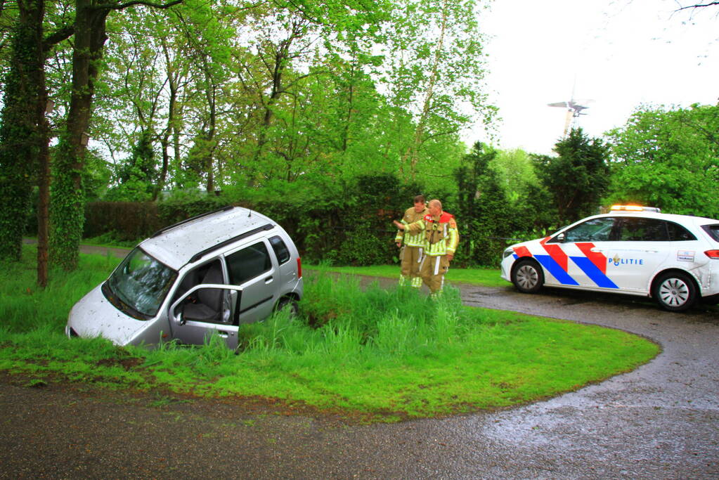 Auto belandt in de sloot