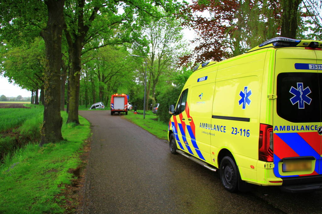 Auto belandt in de sloot