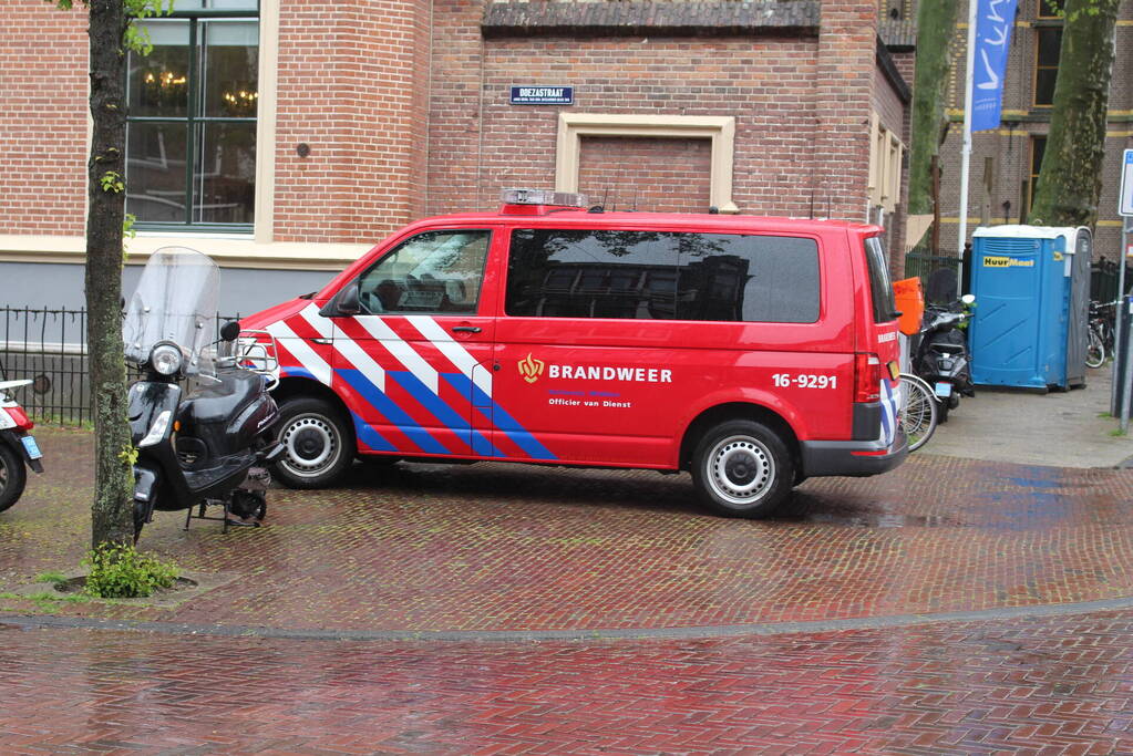 Straat afgezet na brand in gebouw basisschool Lucas van Leyden