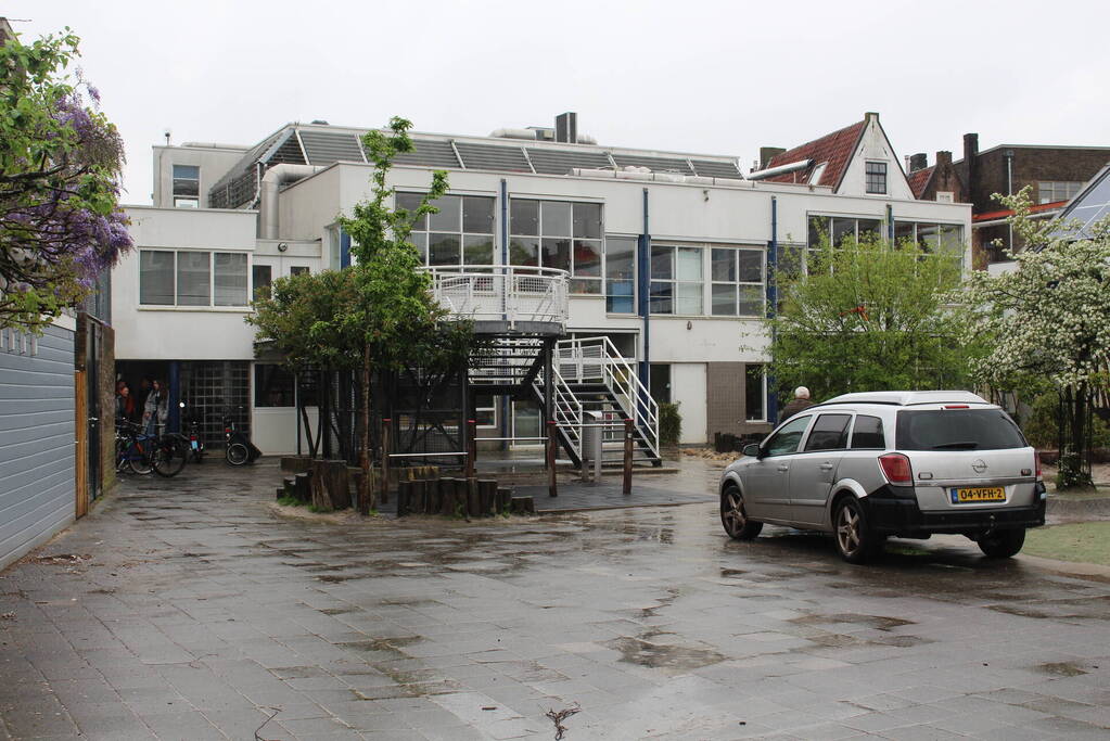 Straat afgezet na brand in gebouw basisschool Lucas van Leyden