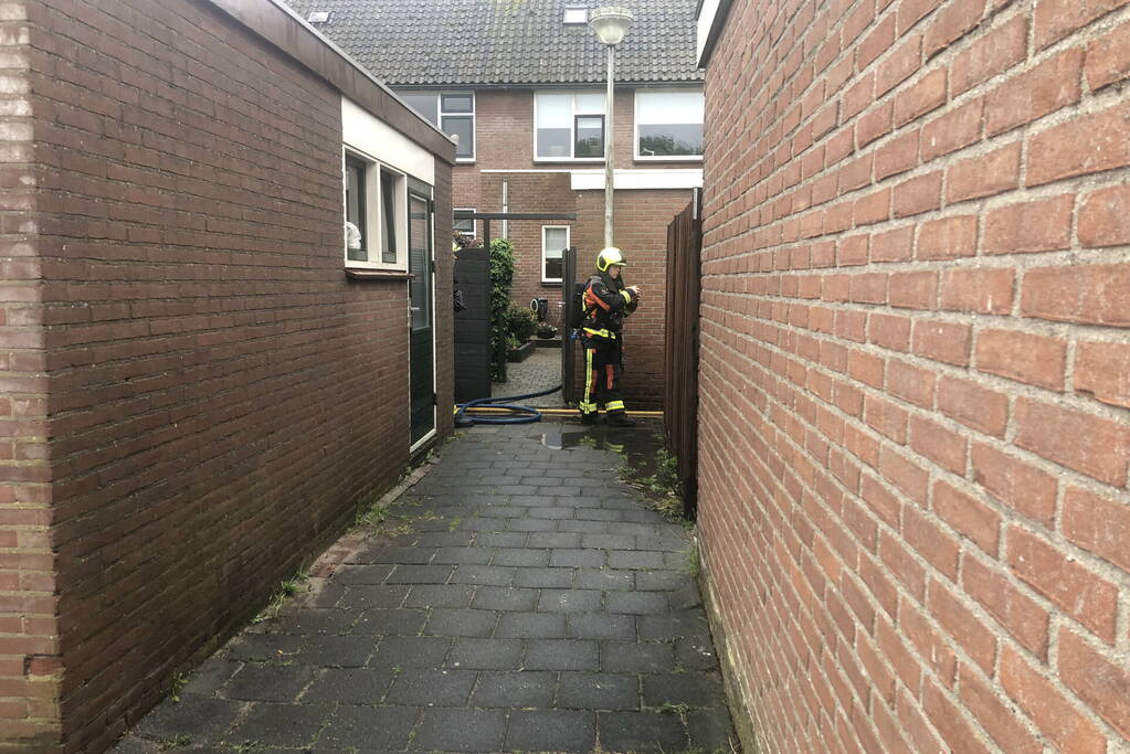 Brandweer blust brand in schuur