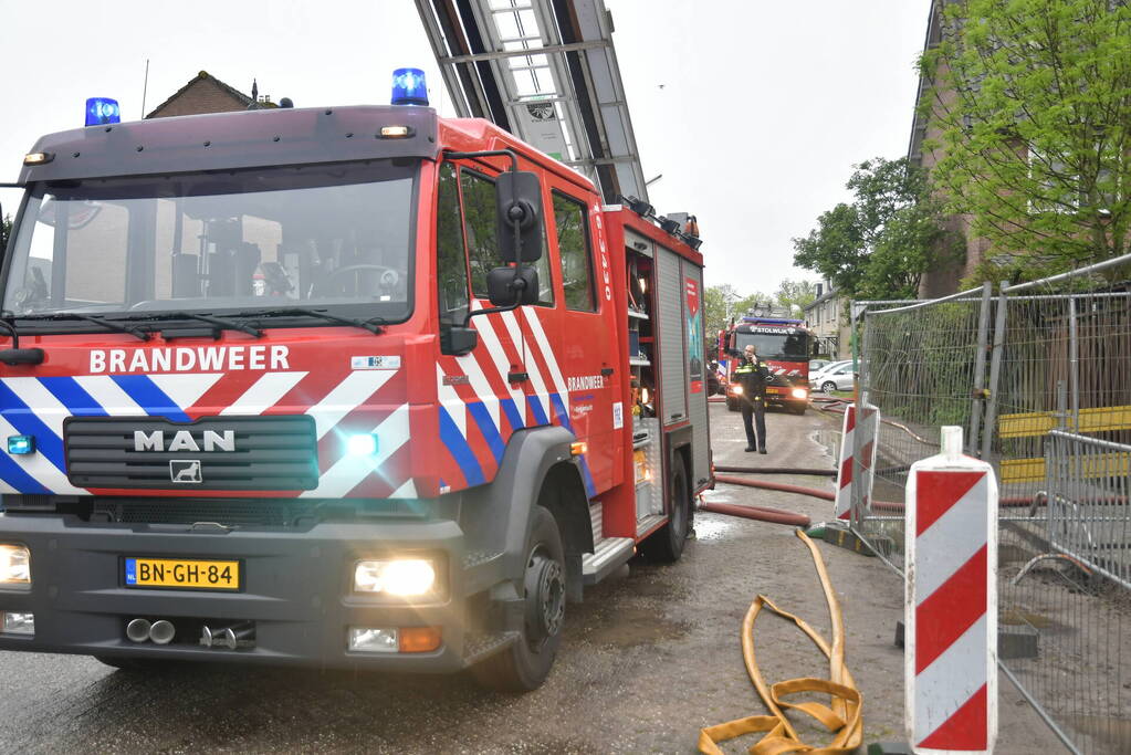 Brandweer blust brand in schuur
