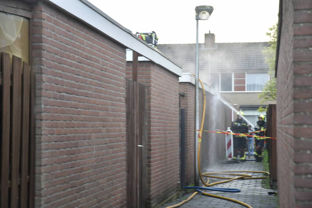 Brandweer blust brand in schuur