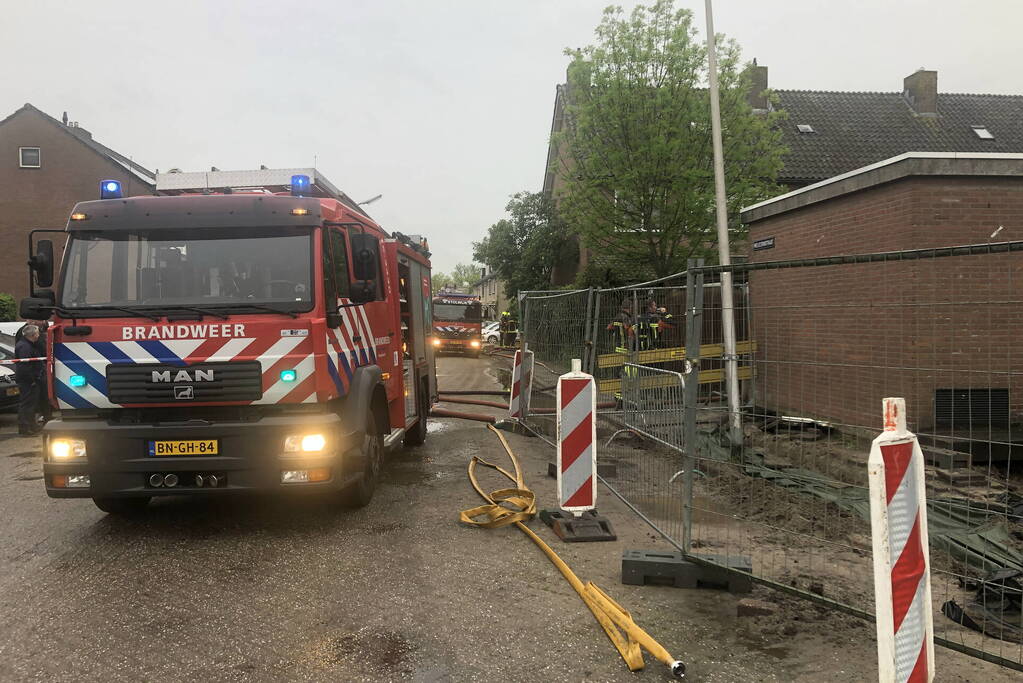 Brandweer blust brand in schuur
