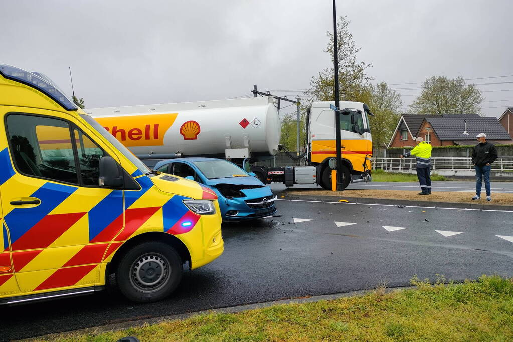 Vrachtwagen bulkoplegger botst op personenwagen