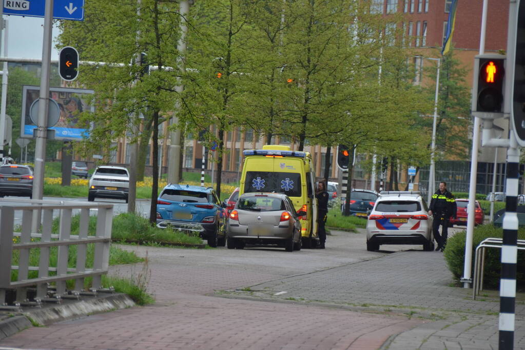 Voetganger aangetikt door autospiegel