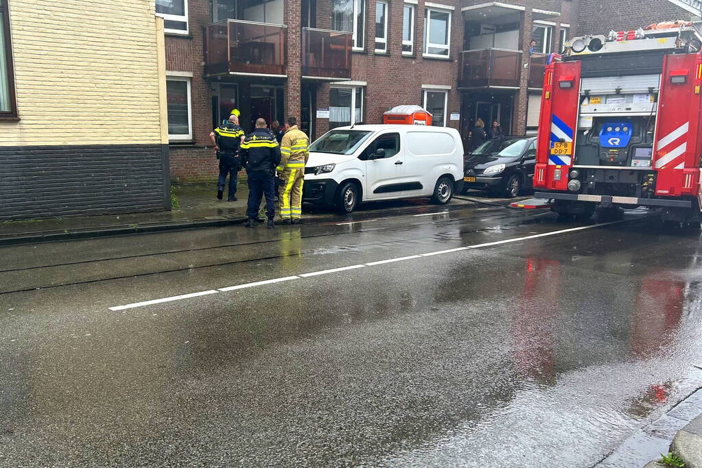 Brandweerlieden ventileren woning na brand