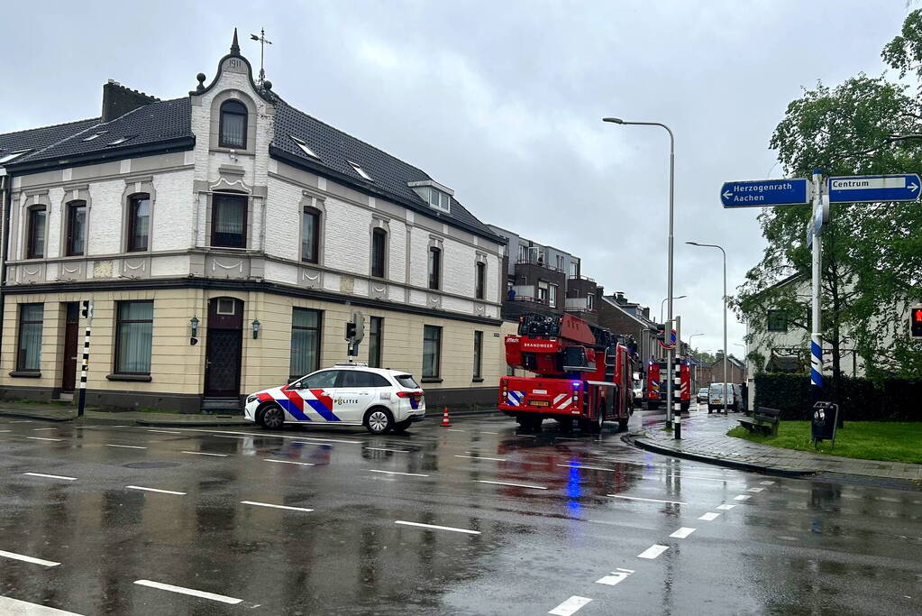 Brandweerlieden ventileren woning na brand