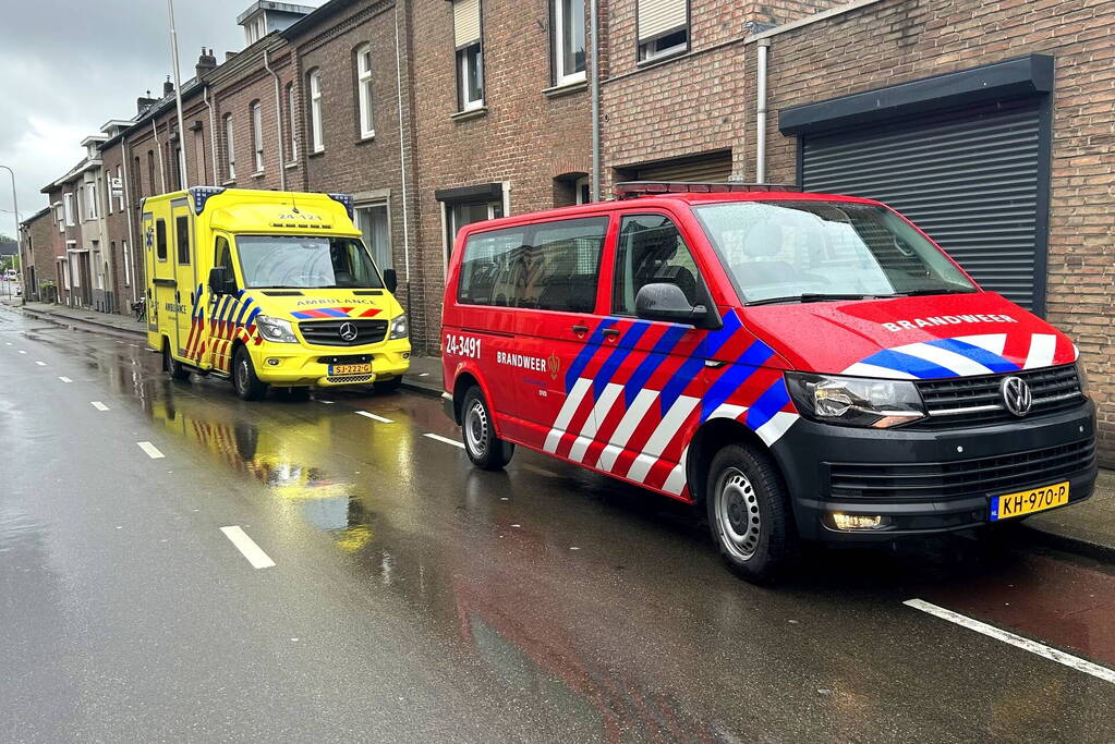 Brandweerlieden ventileren woning na brand