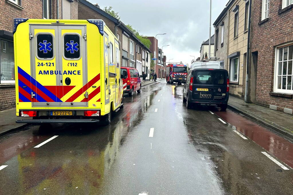 Brandweerlieden ventileren woning na brand