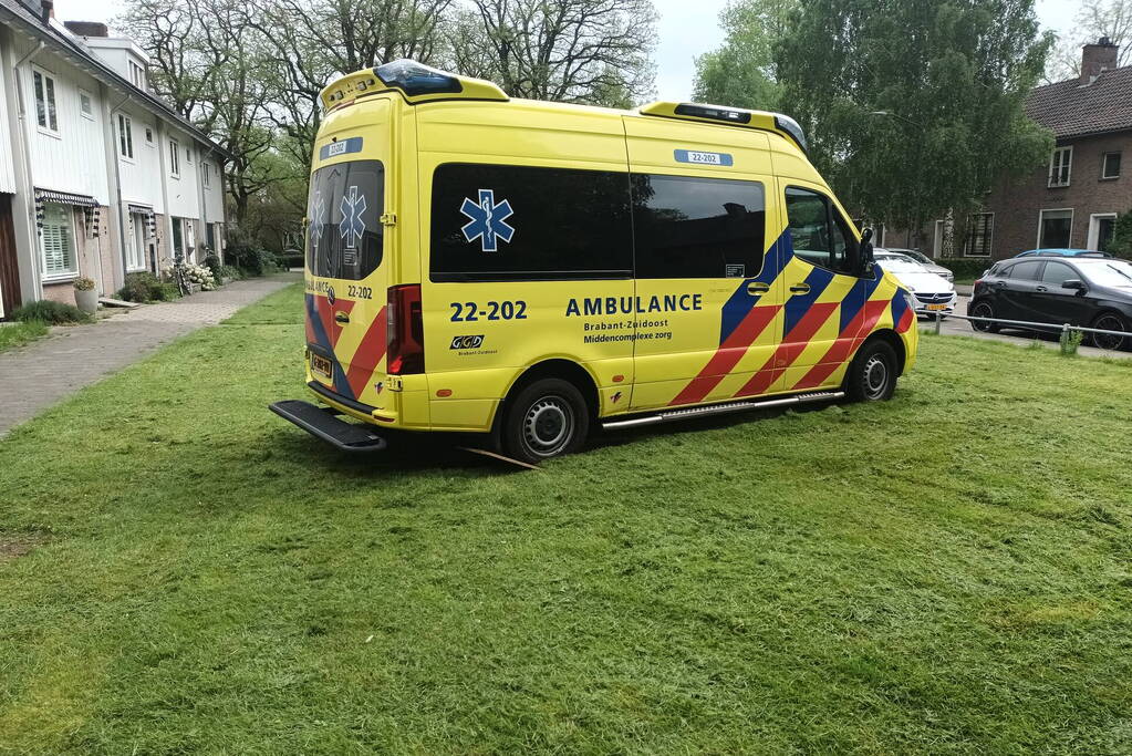 Ambulance rijdt zich vast op grasveld voor woning