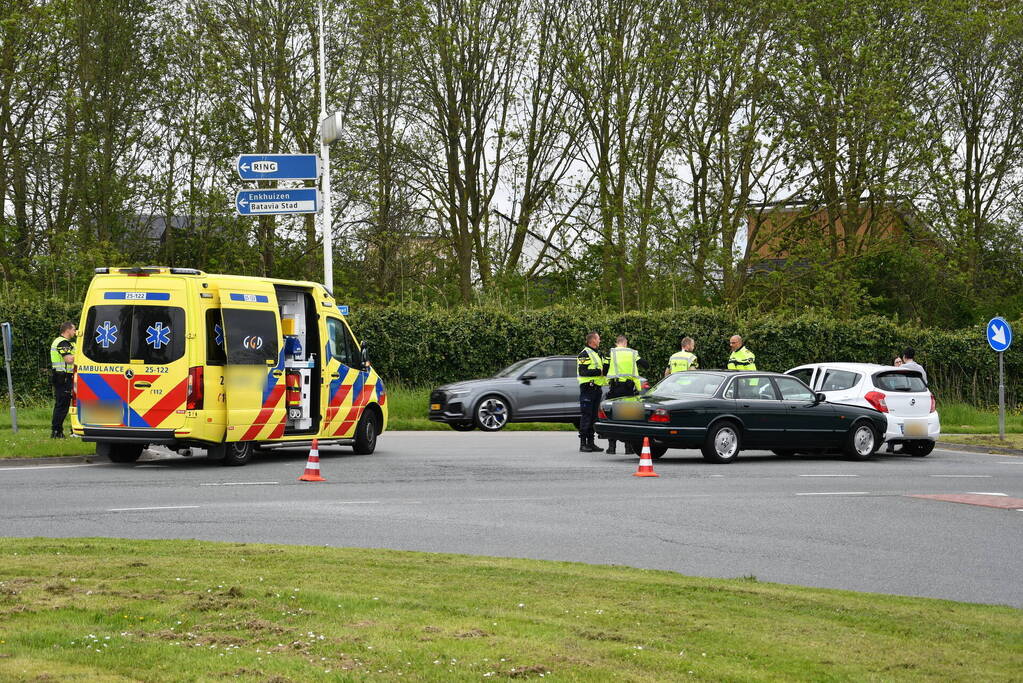 Auto rijdt in flank van andere auto