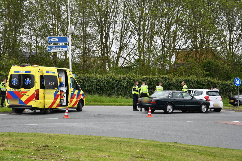 Auto rijdt in flank van andere auto
