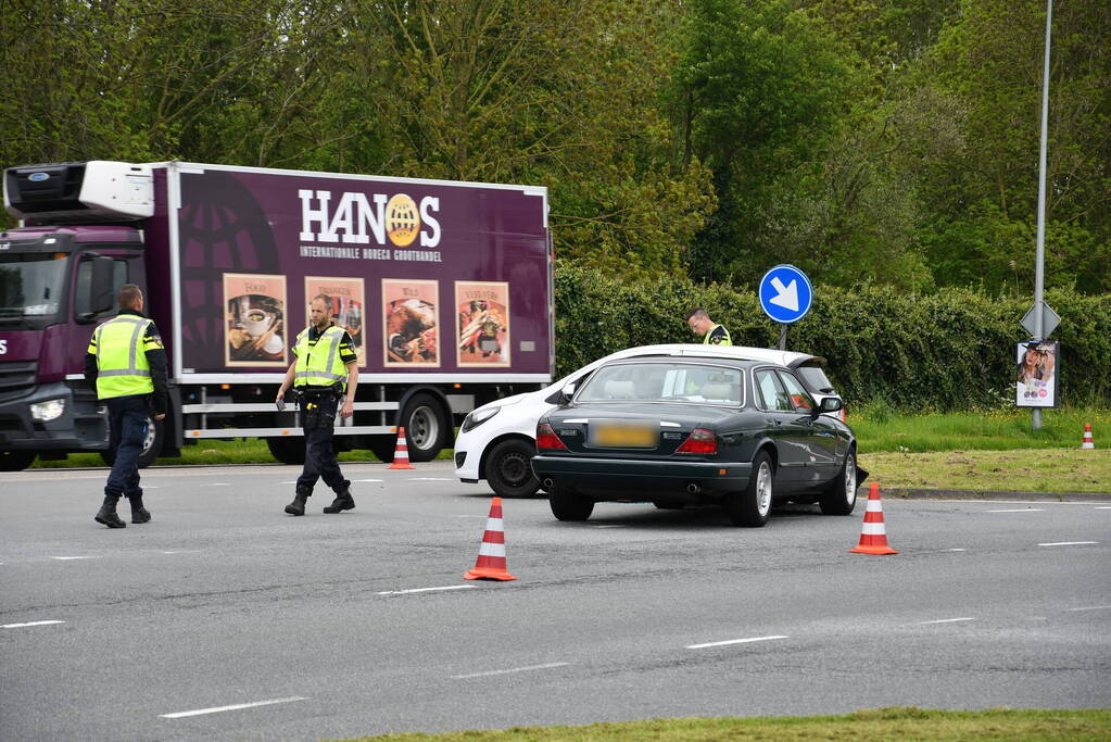Auto rijdt in flank van andere auto