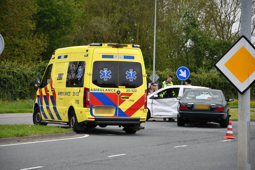 Auto rijdt in flank van andere auto