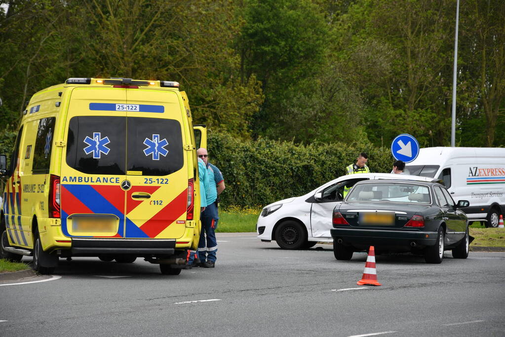 Auto rijdt in flank van andere auto